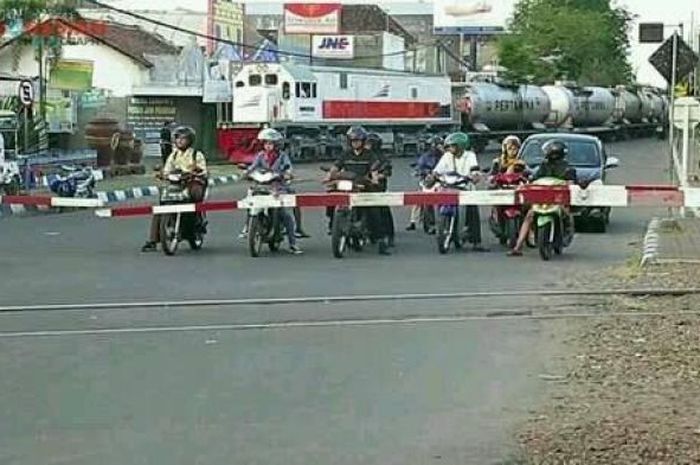 Palang kereta api Madiun, Jawa Timur, buat pengendara bingung