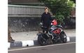 Gaya Keren Artis Cantik dan Seksi Nikita Mirzani dengan Motor Gede
