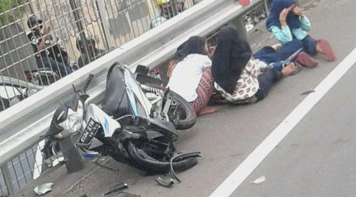 Lima remaja putri ditabrak Honda Brio di Km 1.200 Tol Tomang arah Tangerang