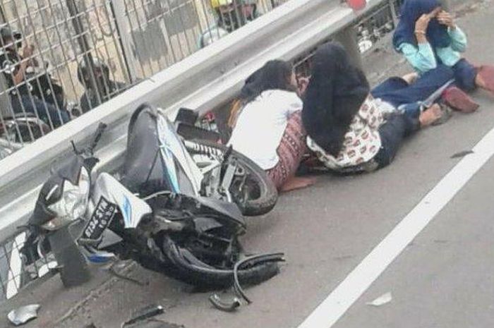 Lima remaja putri ditabrak Honda Brio di Km 1.200 Tol Tomang arah Tangerang