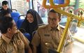 Hari Pertama Kerja Anies Baswedan Jajal Transjakarta, Baur Dengan  Masyarakat