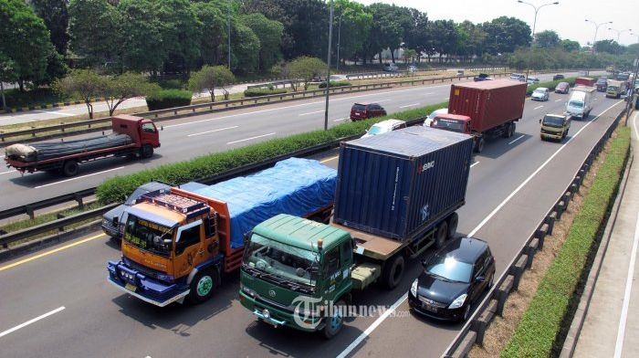 Ilustrasi truk di jalan tol