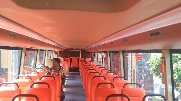 Deretan kursi bus tingkat baru di Solo