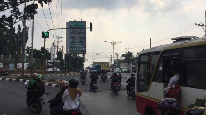 Lampu lalu lintas di depan Pasar Jerakah, Tugu, Semarang, Jawa Tengah.