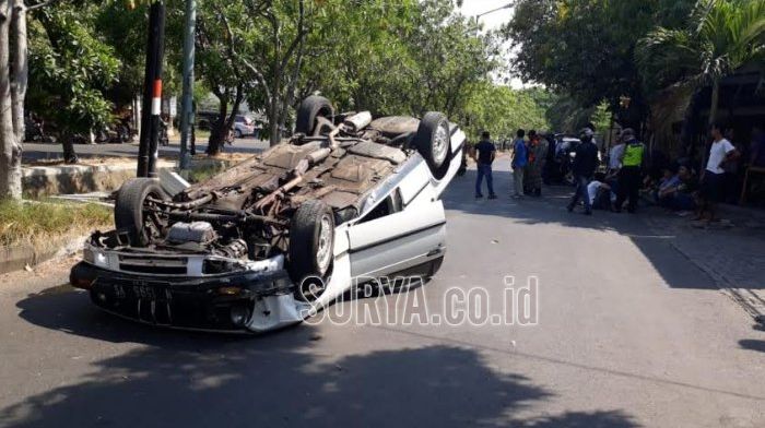BMW 318i terbalik di Surabaya