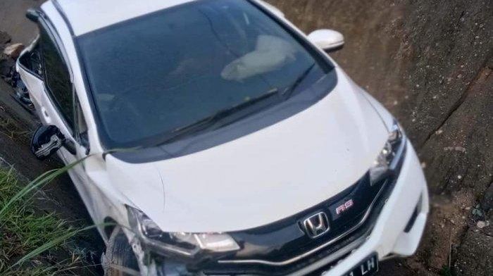 Honda Jazz loncat dan masuk ke drainase 