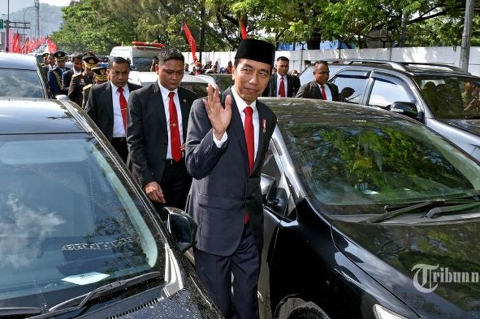 Presiden Jokowi Belah Kemacetan dengan Berjalan Kaki