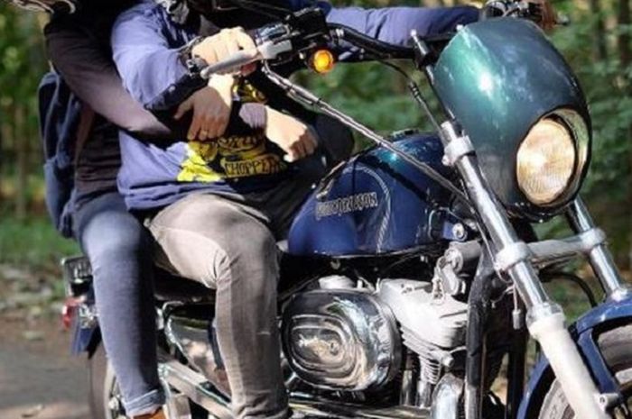 Ini cara berboncengan motor yang baik dan benar