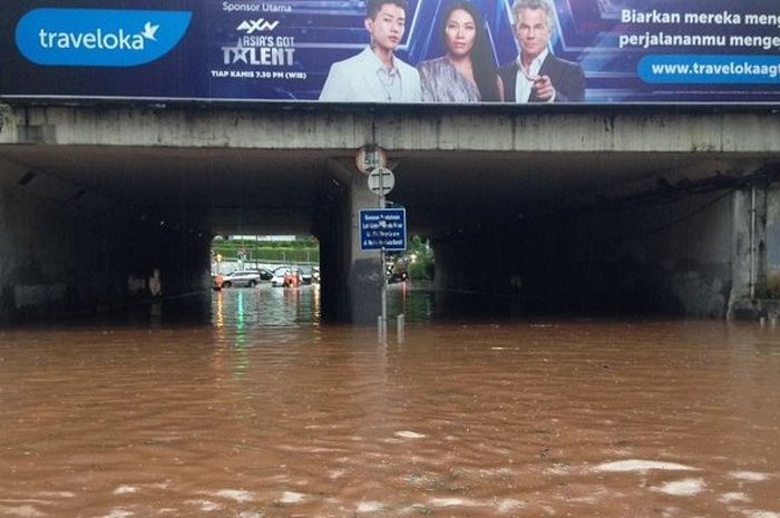 Sejumlah jalan protokol di Jakarta tergenang banjir