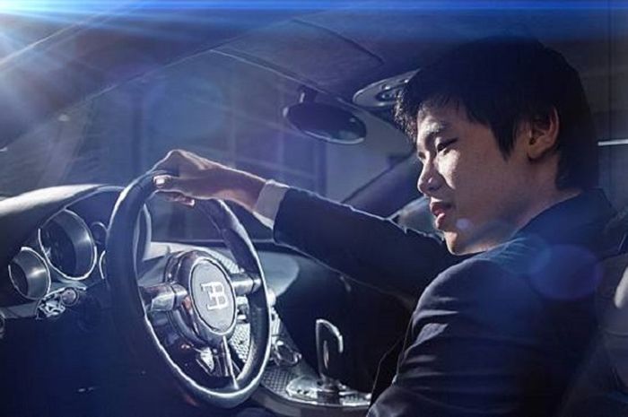 Nicholas Sean di dalam kabin Bugatti Veyron