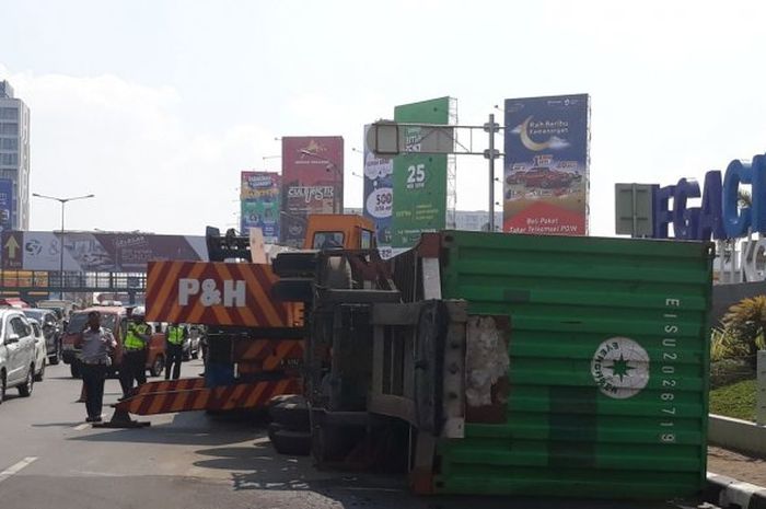 Evakuasi truk kontainer yang terguling di exit tol Bekasi Barat, Selasa (29052018)