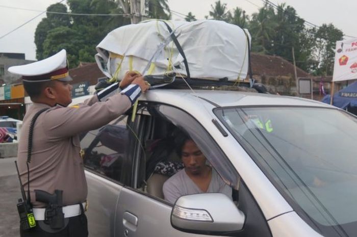 Peasangan janur kuning kepada pemudik yang muatannya melebihi standar yang ditetapkan
