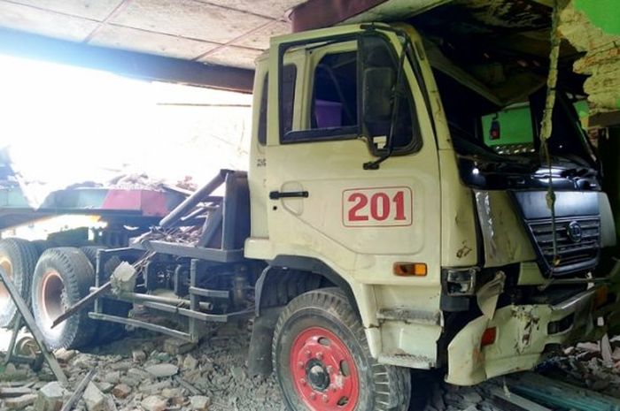 Sebuah truk trailer kehilangan kendali dan menghancurkan rumah di Kendal, Jawa Tengah
