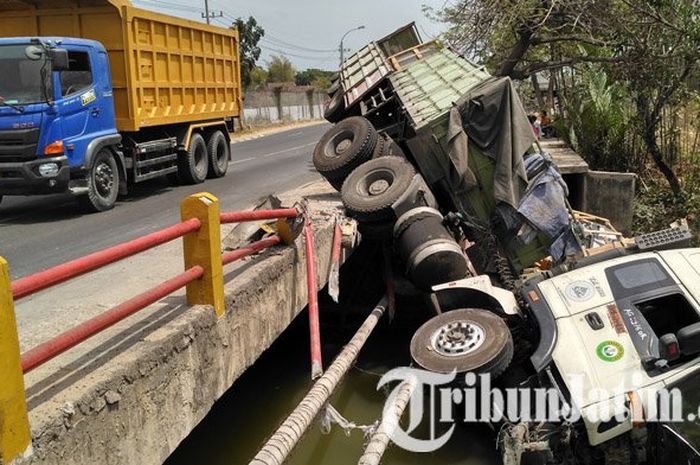 Truk pembawa kaca dari Jakarta nyungsep ke sungai