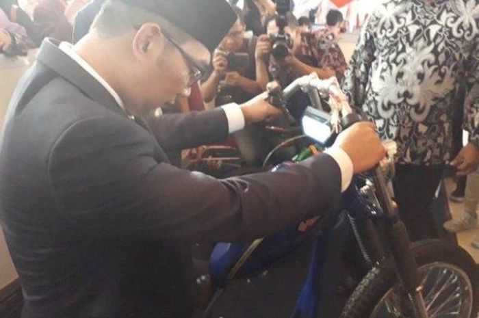 Ridwan Kamil menjajal motor listrik bikinan anak Bali