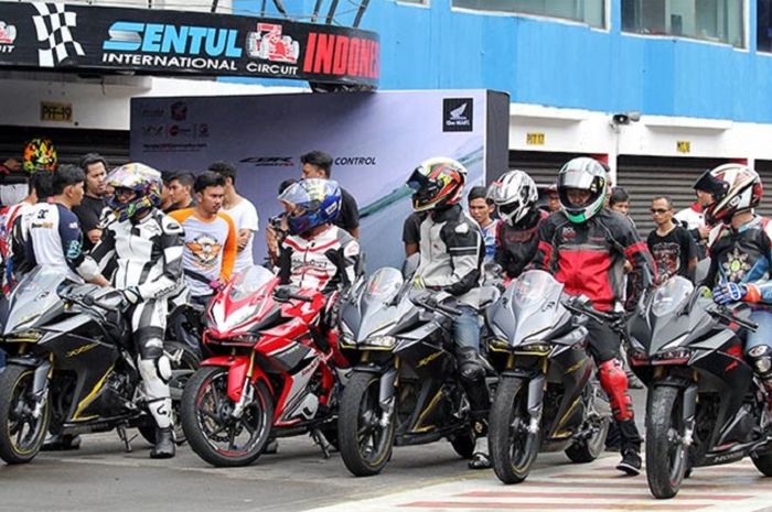 Indonesia CBR 250RR Owner mengadakan Ride With Passion Goes to Anyer.