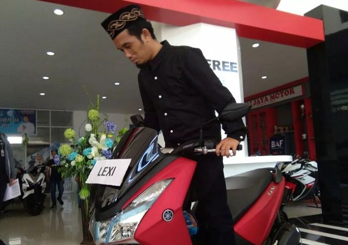 Ustaz Maulana sampai berdiri di atas Yamaha Lexi.