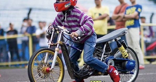 Keren Ini Style Berpakaian Denis Kancil Saat Turun Di Arena Balap Drag Bike Sepatu Ini Jadi Andalan Gridoto Com