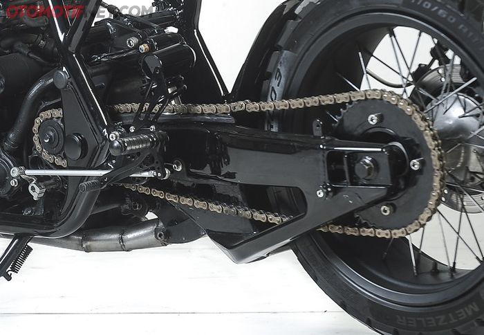 Swing arm dari Yamaha YZF-R1 mesti bikin dudukan monosok