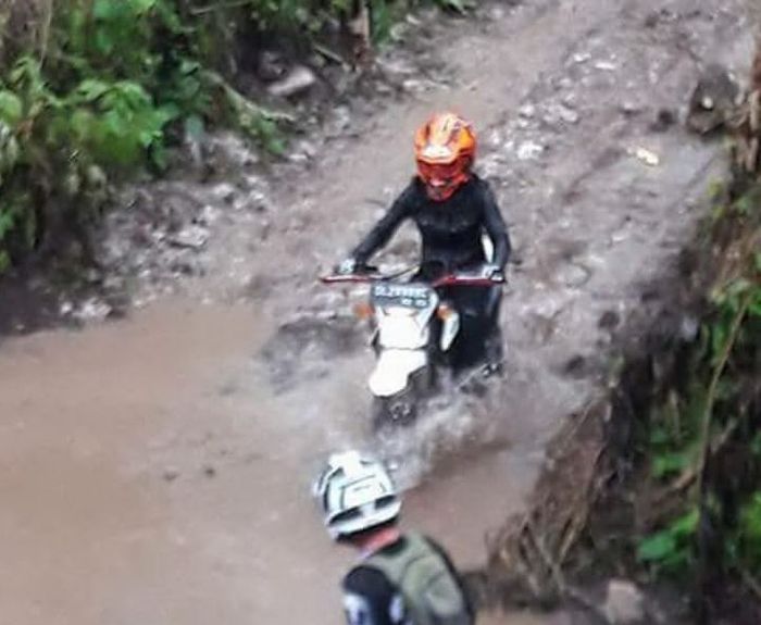 Bupati Talaud Sri Wahyumi Manalip ketika menerabas kubangan air