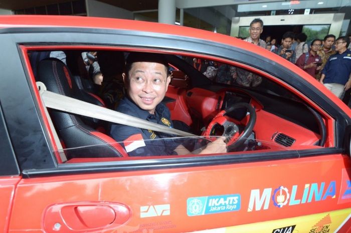 Menteri ESDM Ignatius Jonan saat menjajal mobil listrik karya mahasiswa IT, Ezzy
