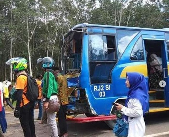 Bus turut menghajar angkot usai ditabrak Daihatsu Gran Max