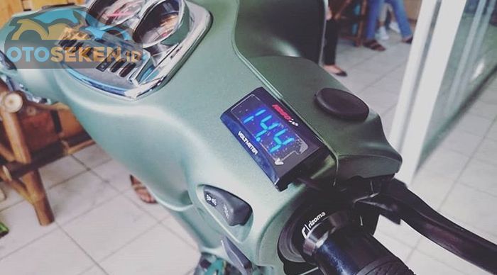 Voltmeter terpasang di Vespa