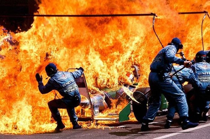 Momen kebakaran saat pengisian bahan bakar di mobil Jos Verstappen