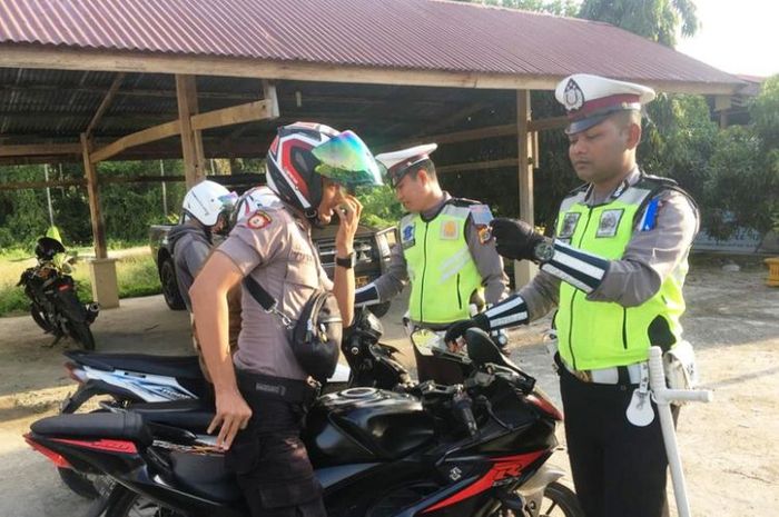 Satuan polisi lalu lintas Polres Aceh Utara mulai operasi zebra tahun 2018 dengan menilang kendaraan yang dimiliki personel polisi, di Markas Polisi Resort, di Lhoksukon, Aceh Utara, Selasa (30/10/2018).(Dok Polantas Aceh Utara)