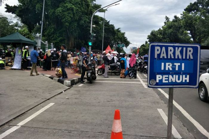 Parkir IRTI Monas penuh saat acara Maulid Akbar Nabi Muhammad SAW 1439 H Majelis Rasulullah SAW digelar di Monumen Nasional (Monas), Jakarta Pusat, Jumat (1/11/2017).(Kompas.com/Sherly Puspita) 