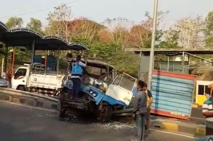 Dua truk dan satu mobil terlibat kecelakaan di jembatan Suramadu