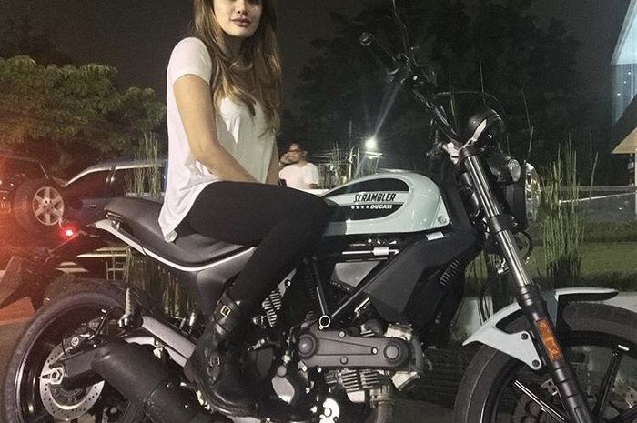 Nikita Mirzani Menunggangi Ducati Scrambler Sixty2