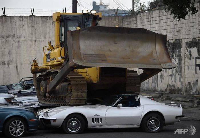 Buldozer Mengilas Mobil Mewah