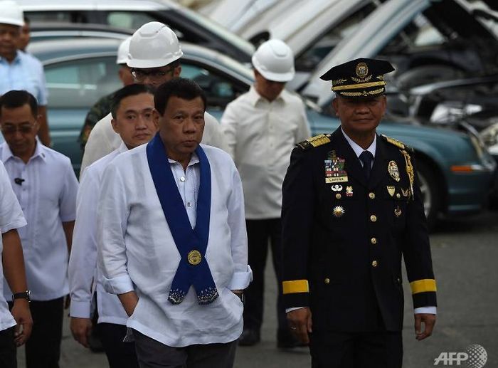 Duterte Saat Menghadiri Penghancuran Puluhan Mobil Mewah