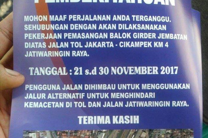 Selebaran imbauan menghindari km 4 tol Jakarta-Cikampek