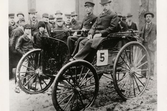 Frank Duryea (kiri) dan seorang wasit di balap mobil Chicago Times-Herald Race, 1895.