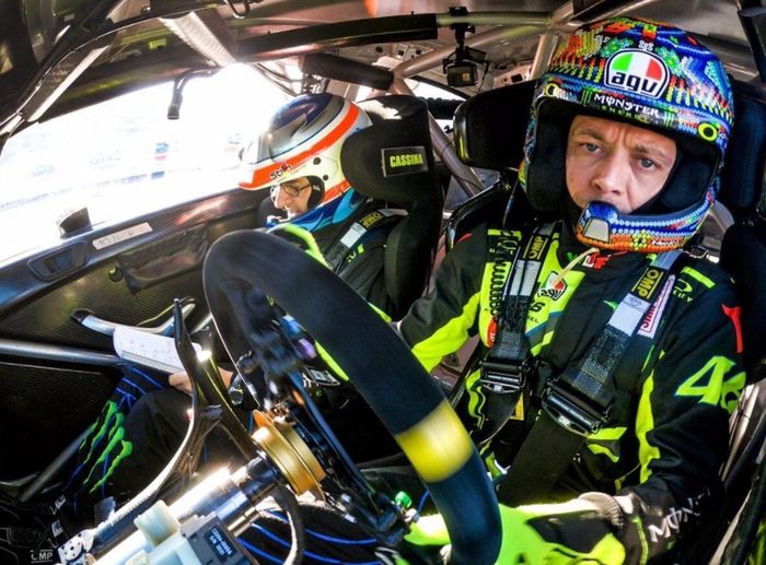 Dalam ajang balap yang berbeda, Valentino Rossi menggunakan brand AGV, sama seperti yang dipakainya di MotoGP