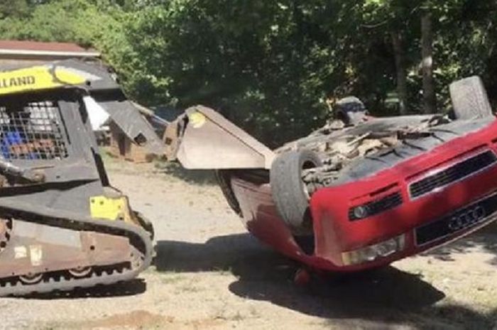 Gara-gara ketahuan mesum, seorang ayah hancurkan mobil anaknya dengan traktor