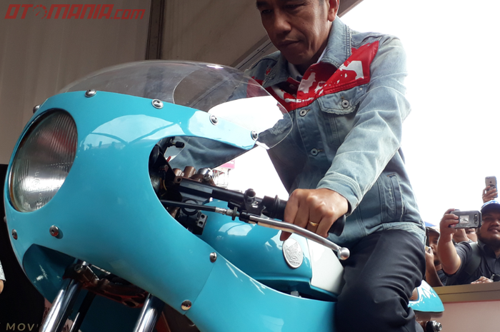 Presiden Jokowi duduk di motor milik Gibran Rakabuming di Kemayoran, Jakarta Pusat