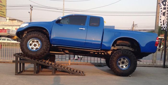 Toyota Hilux pasang pelek TG dibalut ban gambot Super Swanper Irock Model