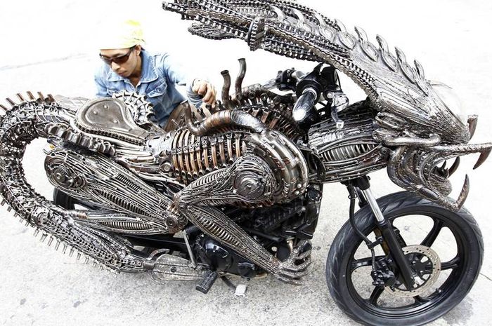 Seorang pria memodifikasi motornya menyerupai alien.