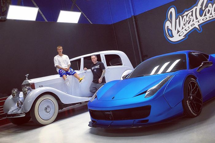 Justin Bieber dengan modifikasi Ferrari 458 Italia di bengkel West Coast Custom