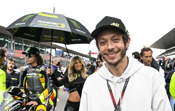 Valentino Rossi kembali ke sirkuit MotoGP dan memberikan arahan langsung pada tim miliknya, Mooney VR46 Racing Team. 