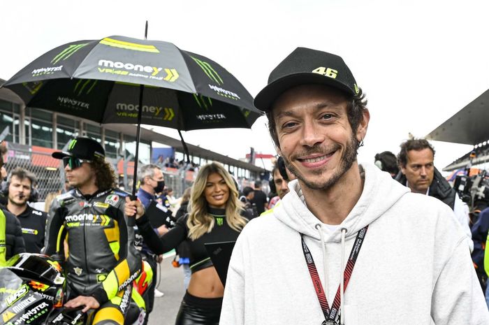 Valentino Rossi kembali ke sirkuit MotoGP dan memberikan arahan langsung pada tim miliknya, Mooney VR46 Racing Team. 