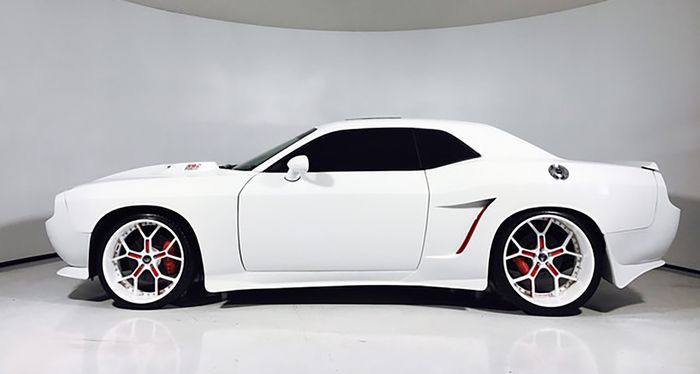 Dodge Challenger 392 Hemi Berkelir ala stormtroopers