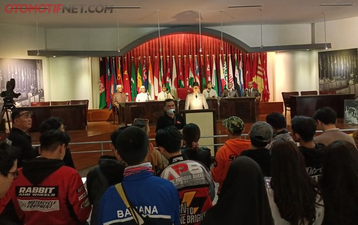 Peserta city touring Yamaha Day 2023 diajak mengunjungi musium Asia Afrika di Gedung Merdeka Bandung