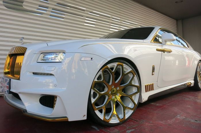 Rolls-Royce Wraith dengan aksesoris warna emas