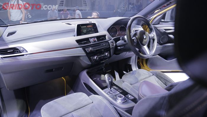 Panel yang ada di dasbor BMW X2 juga disematkan aksen hexagon berwarna silver