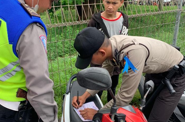 51 Kendaraan Dirazia Nunggak Pajak, 16 Bayar di Tempat, Sisanya Nulis Surat