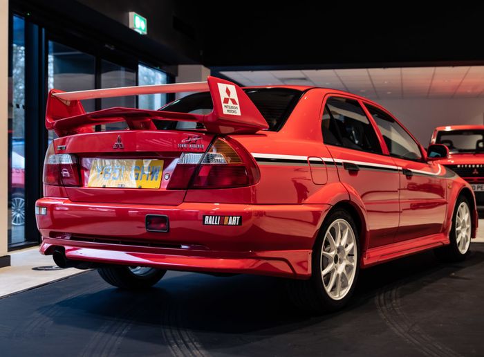 Tampak belakang Mitsubishi Lancer Evolution VI Tommi Makinen Edition (TME) yang dilelang Mitsubishi Inggris.
